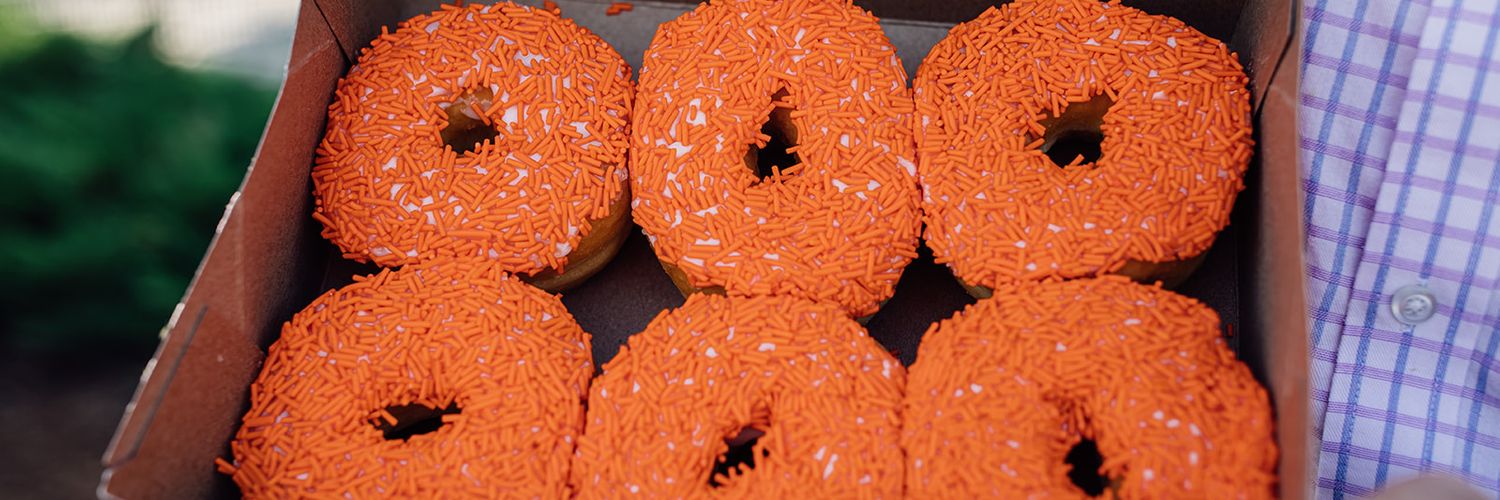 Tim Hortons recueille plus de 1,6 million de dollars dans le cadre de sa collecte de fonds pour les survivants des pensionnats indiens avec la vente de plus d'un million de beignes aux vermicelles orange partout au pays