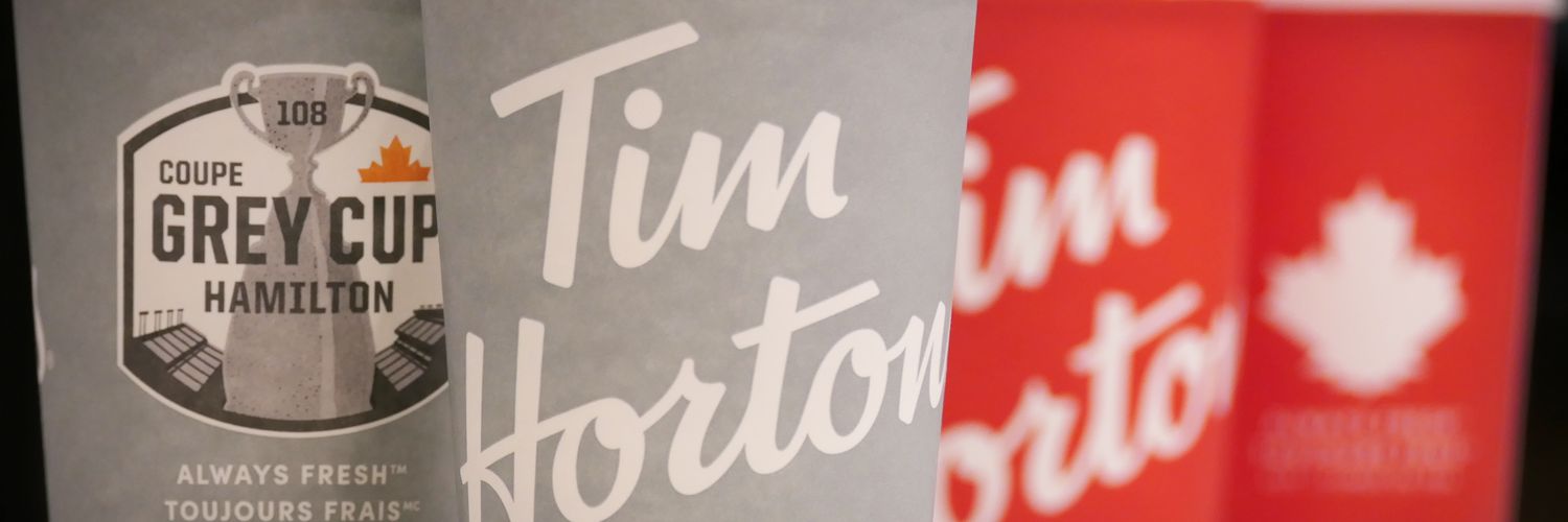 Les gobelets emblématiques rouges de Tim Hortons prennent la couleur gris au stade Tim Hortons Field de Hamilton pour célébrer la 108e Coupe Grey de la Ligue canadienne de football