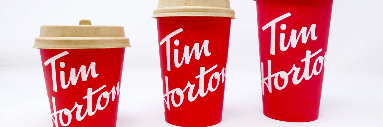 Tim Hortons lancera de nouveaux emballages et ustensiles réutilisables partout au Canada en 2023. À Vancouver, elle met à l'essai des couvercles à boissons chaudes composés de fibres recyclées