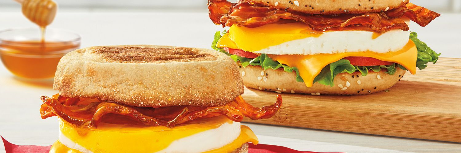 Essayez les NOUVEAUX Timatin et wraps-matin bacon fumé au miel de Tim Hortons pour commencer délicieusement vos journées!